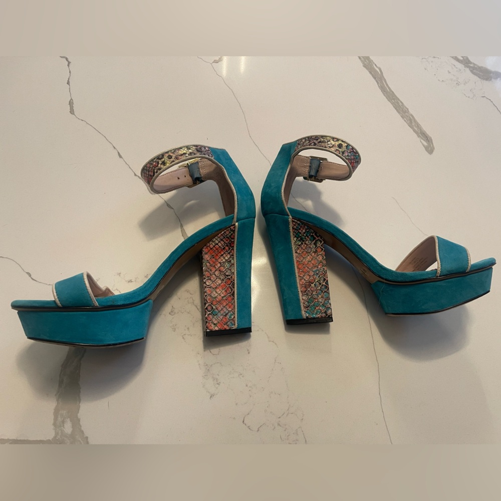 New Vince Camuto blue and snake skin heels 7.5